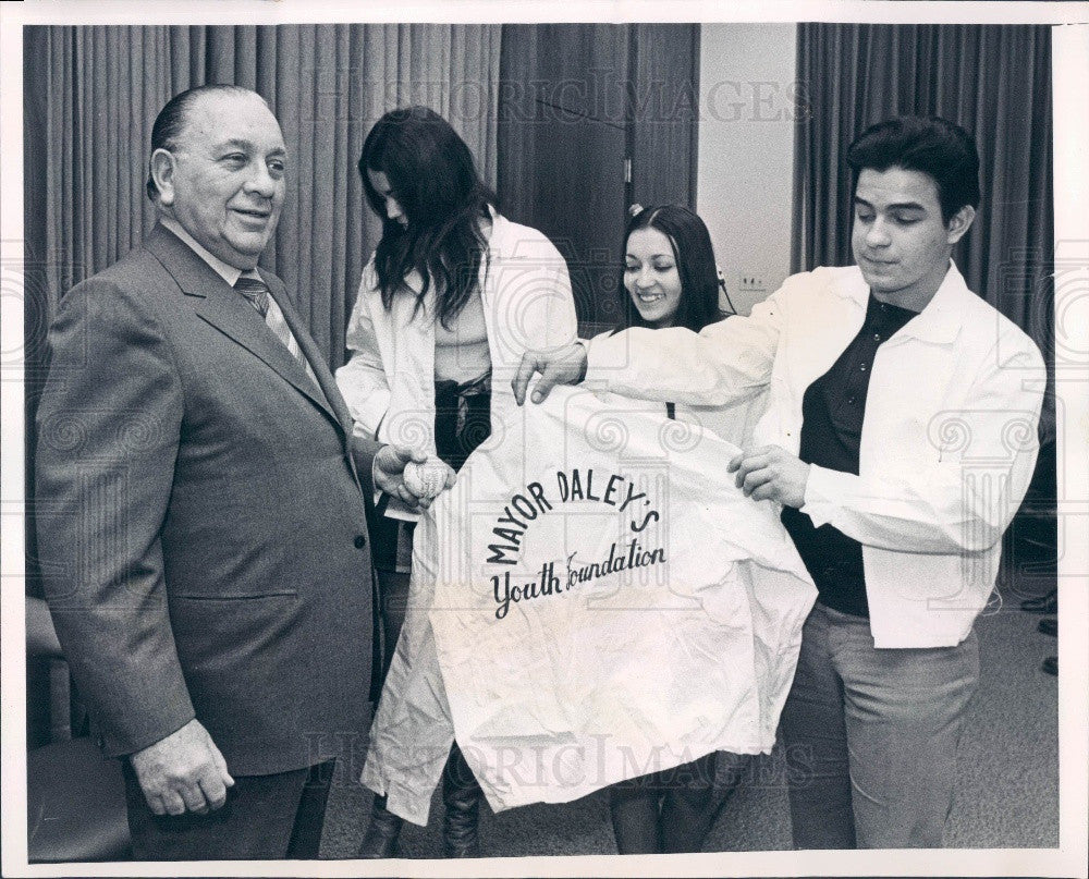 1971 Chicago, Illinois Mayor Daley &amp; Youth Foundation Members Press Photo - Historic Images