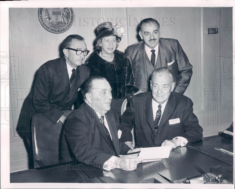 1961 Chicago, Illinois Mayor Daley &amp; Hektoen Institute Gift Press Photo - Historic Images