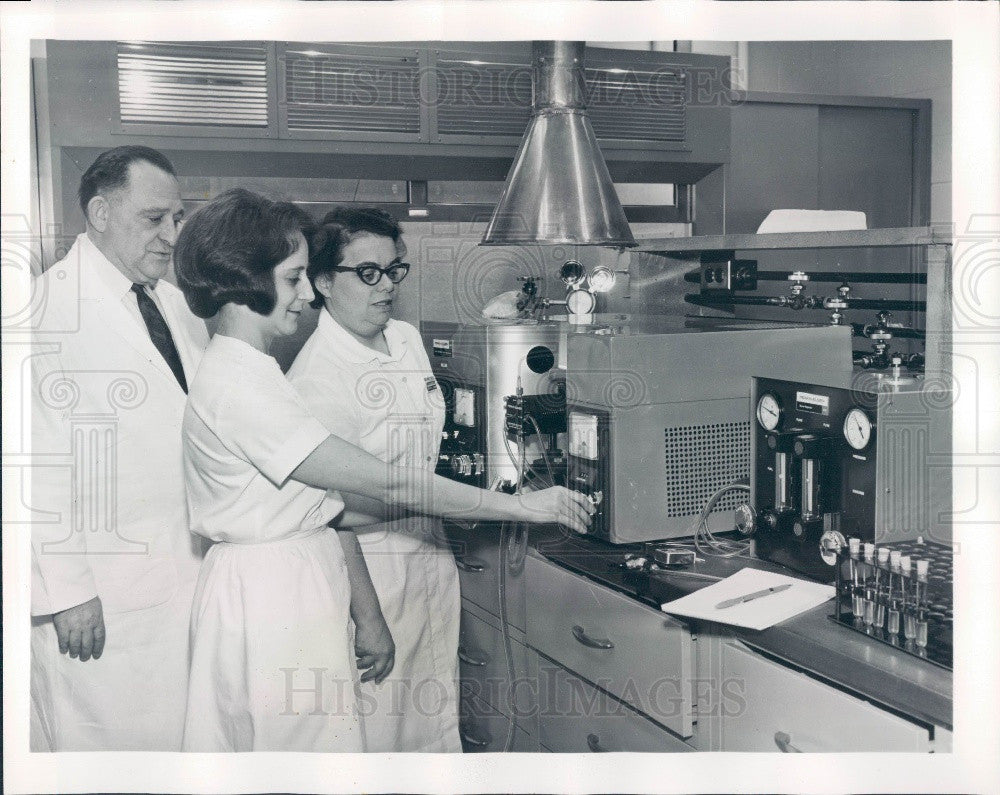 1966 Chicago, IL Hektoen Institute Toxicology Lab Spectrophotometer Press Photo - Historic Images