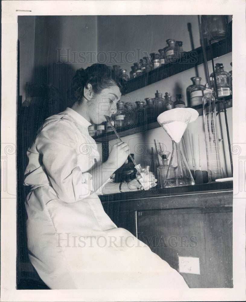 1953 Chicago, Illinois Hektoen Institute Research Technician Press Photo - Historic Images