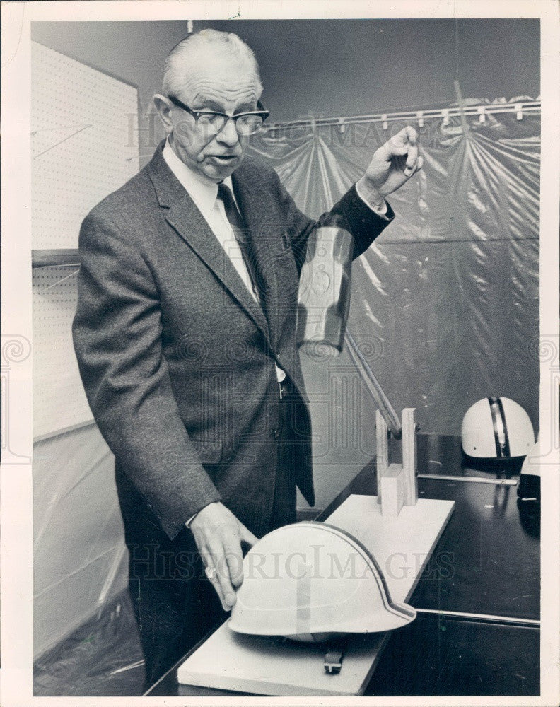 1966 Chicago, IL Natl Safety Council Helmet Sledgehammer Test Press Photo - Historic Images