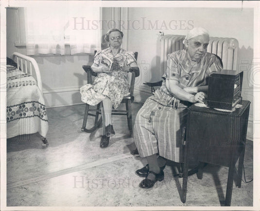 1950 Illinois Kane County Home Residents Grace Wahl & Mary Bishop Press Photo - Historic Images