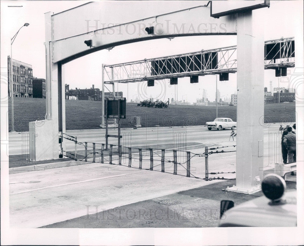 1961 Chicago IL Northwest Expressway Erie St Yield Barrier Test Press Photo - Historic Images