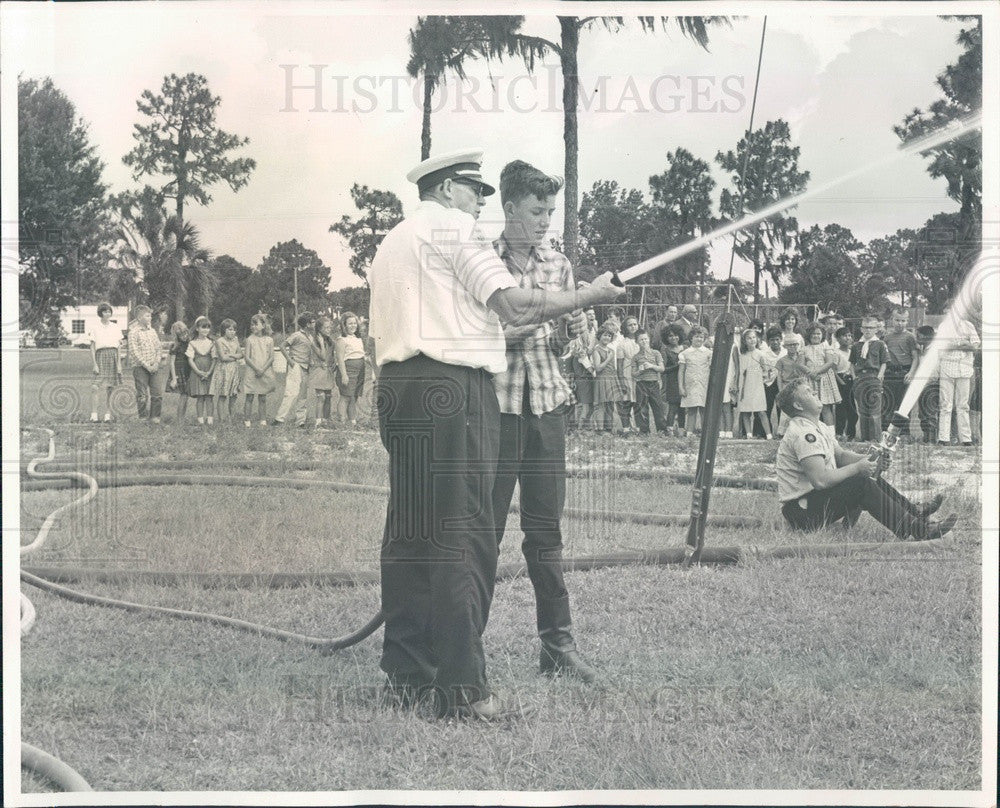 1966 Ruskin FL Fire Chief Charles Follett Demonstrates Firefighting Press Photo - Historic Images