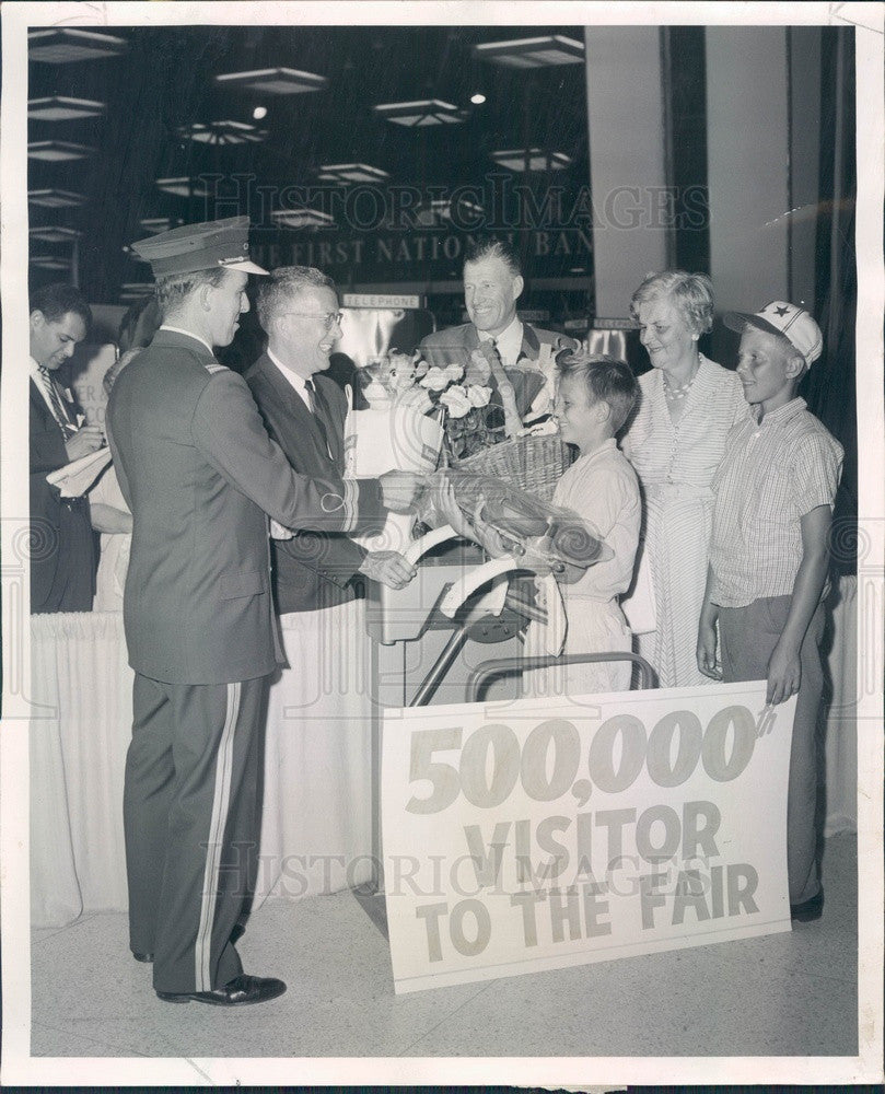 1961 Chicago, Illinois International Trade Fair 500,000th Visitor Press Photo - Historic Images