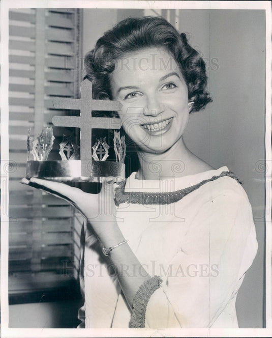 1961 Christmas Seal Queen Crown & Designer Dorothy Relich Press Photo - Historic Images