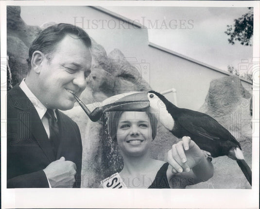 1968 St. Petersburg FL Sunken Gardens Model Vicki Leland & Toucan Press Photo - Historic Images