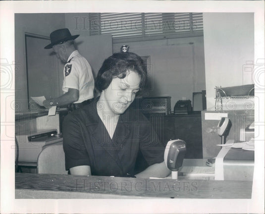 1965 West Pasco County, FL Sheriff's Office Dispatcher Barbara Sibo Press Photo - Historic Images