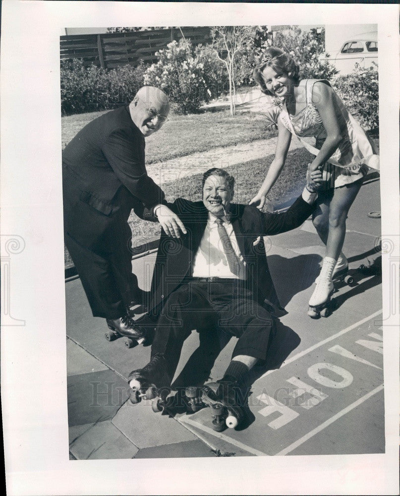 1961 St. Petersburg FL Mayor Herman Goldner Tries to Roller Skate Press Photo - Historic Images