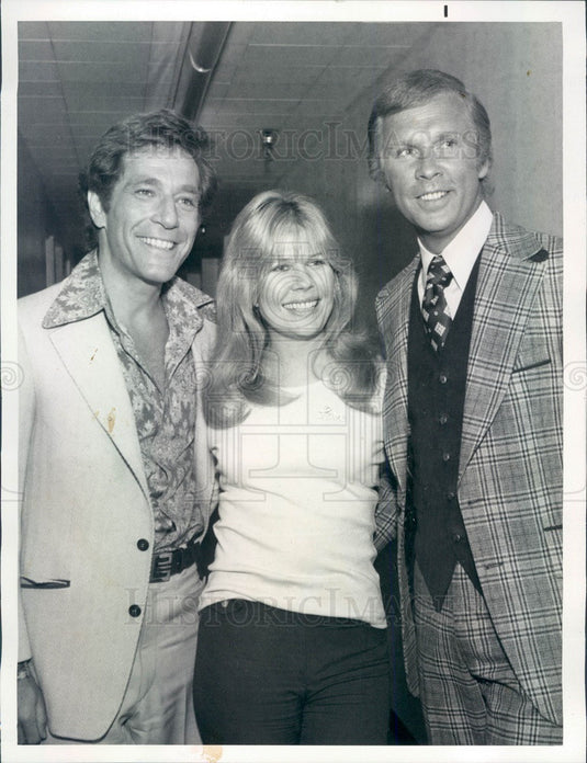 1974 Hollywood Actors George Segal/Loretta Swit/Jim McKrell Press Photo - Historic Images