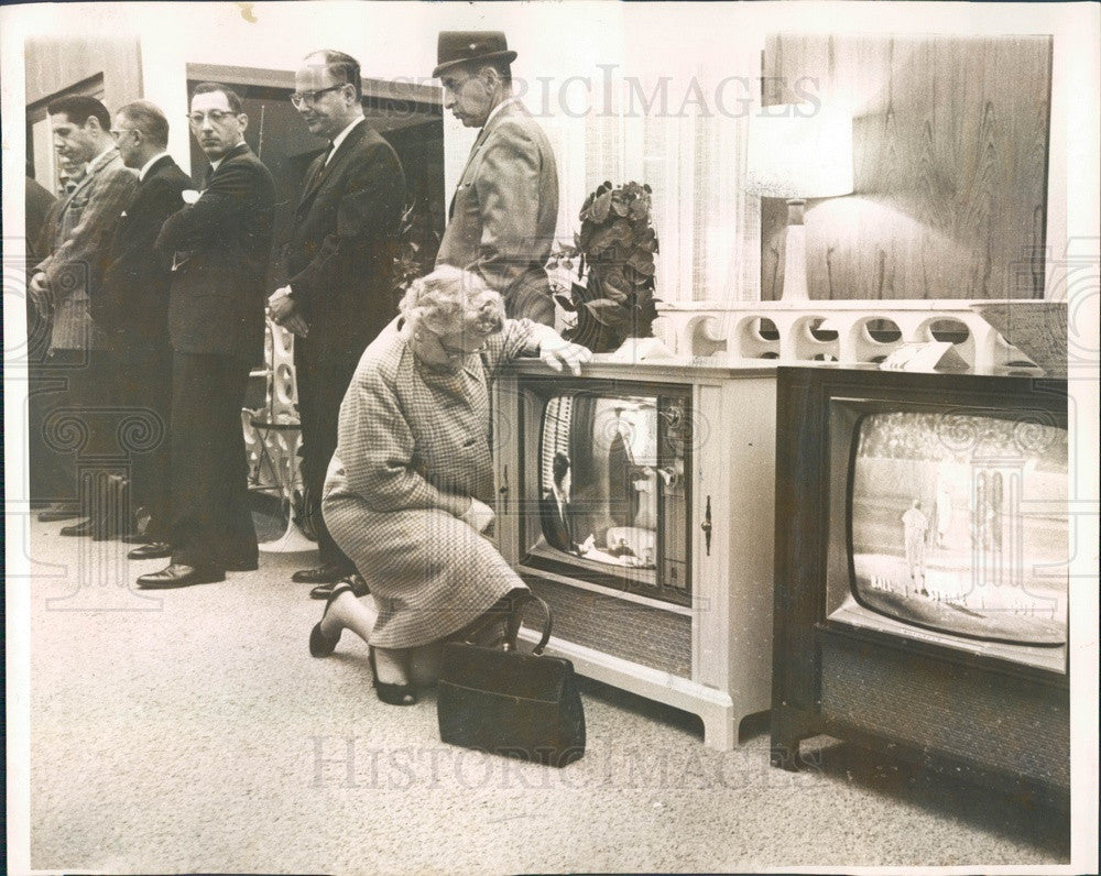1963 Chicago, Illinois Motorola TV Salesroom Tuned to World Series Press Photo - Historic Images