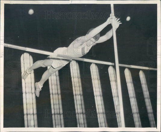 1957 University of Chicago High School Pole Vaulter Tyler Tugwell Press Photo - Historic Images