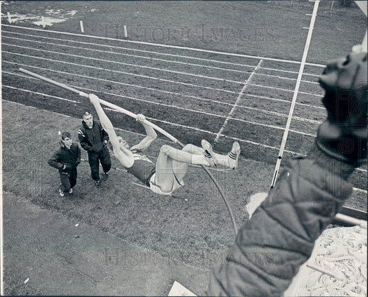 1966 Pole Vaulter Press Photo - Historic Images