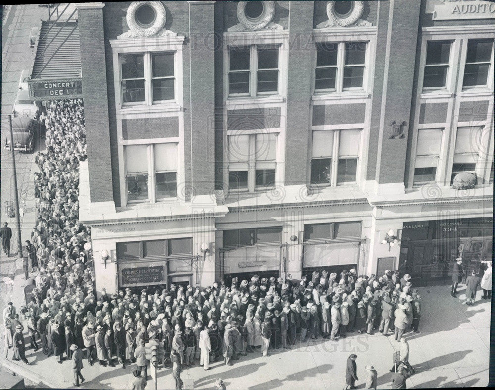 1957 Chicago, Illinois Line for New 1958 License Plates Press Photo - Historic Images