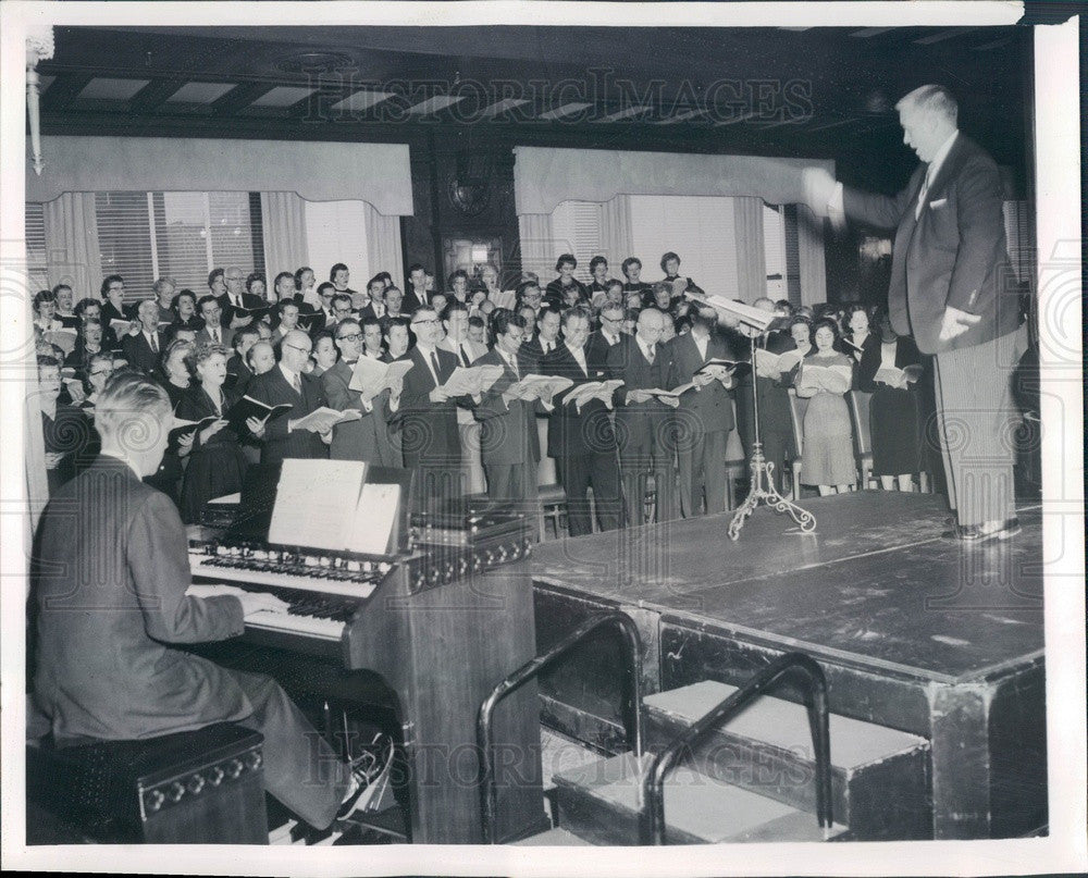 1958 Chicago, Illinois Marshall Field &amp; Co Choral Society Press Photo - Historic Images