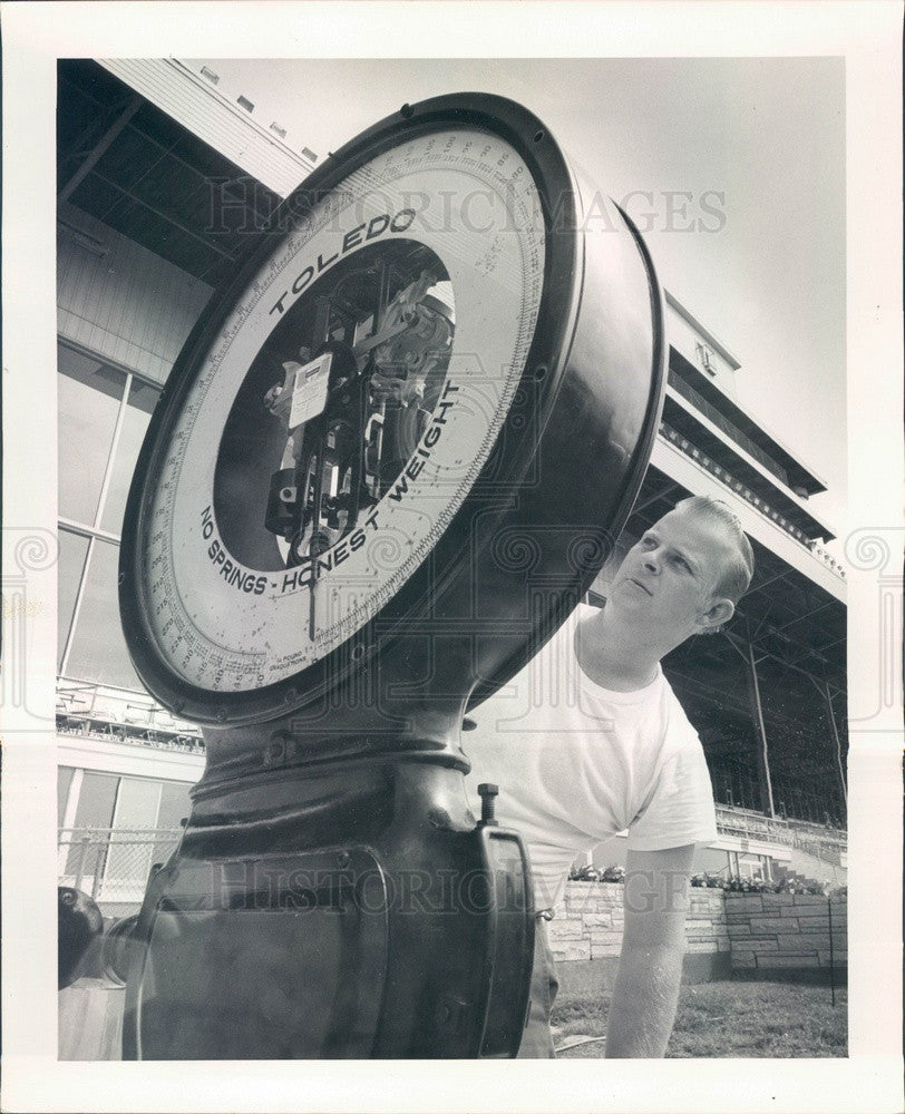 1971 Chicago, Illinois Hawthorne Race Course Jockies' Weigh-In Scale Press Photo - Historic Images