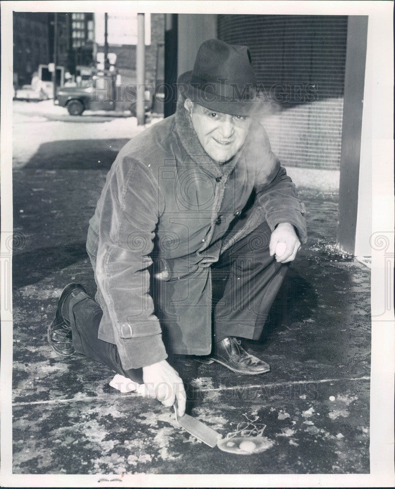 1963 Chicago, IL Adolf Renucci Freezes Egg on Rush St in 1 Minute Press Photo - Historic Images