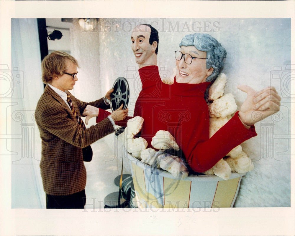 1992 Chicago, Illinois Barneys Window Display, Siskel & Ebert Press Photo - Historic Images