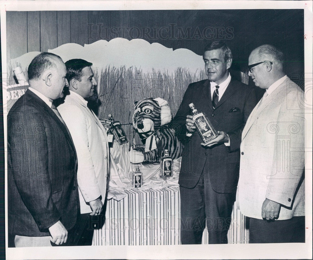 1966 Denver, CO Seagrams Manager Ferdie Falk, Boxer, Malek, Brown Press Photo - Historic Images