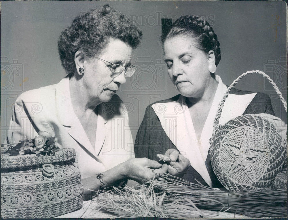 1955 St. Petersburg FL Pine Needle Weavers Lillian Brown/Martha Day Press Photo - Historic Images