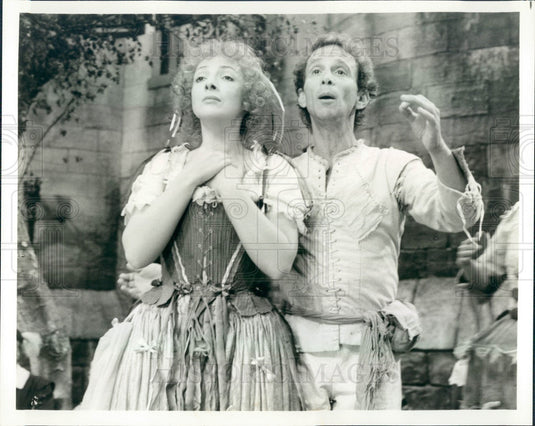 Undated Hollywood Actors Elizabeth Gale & Joel Grey Press Photo - Historic Images