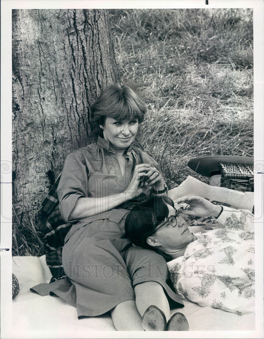 1976 Hollywood Actors Joanne Woodward & Sally Field Press Photo - Historic Images