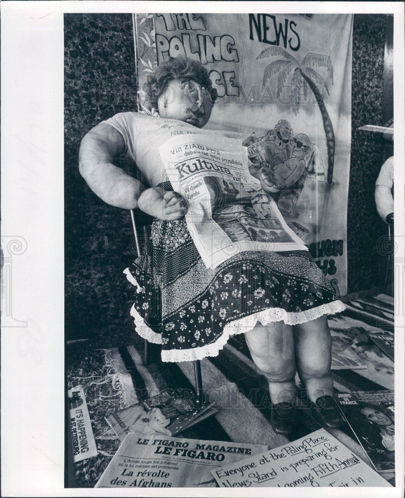 1980 St. Petersburg, Florida Poling Place Window Doll Press Photo - Historic Images