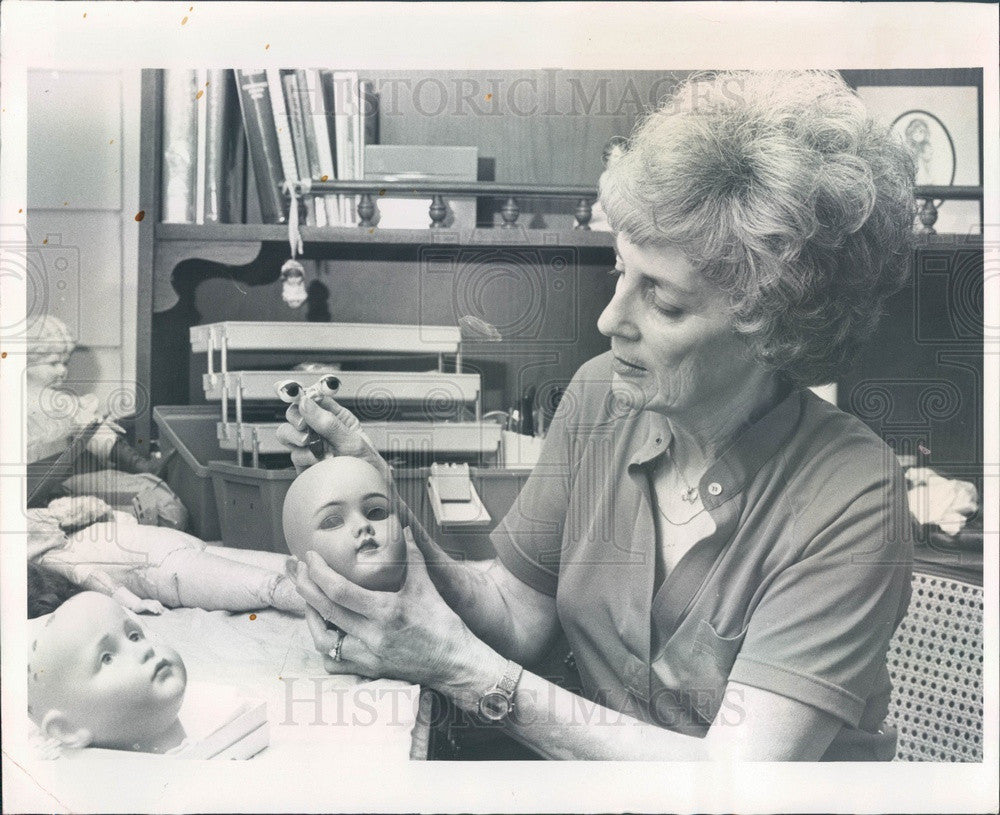 1982 St. Petersburg Florida Doll Repairs, Katie Hoffman Press Photo - Historic Images
