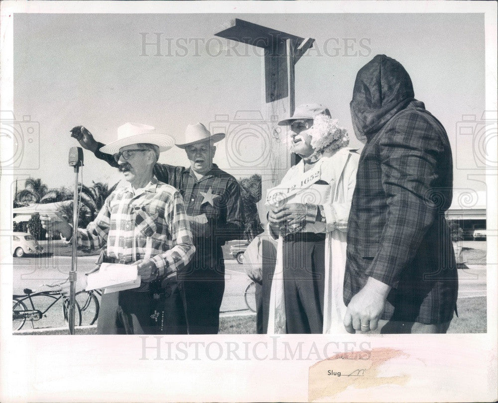 1967 Seminole, Florida Mock Hanging of Litterbug Press Photo - Historic Images