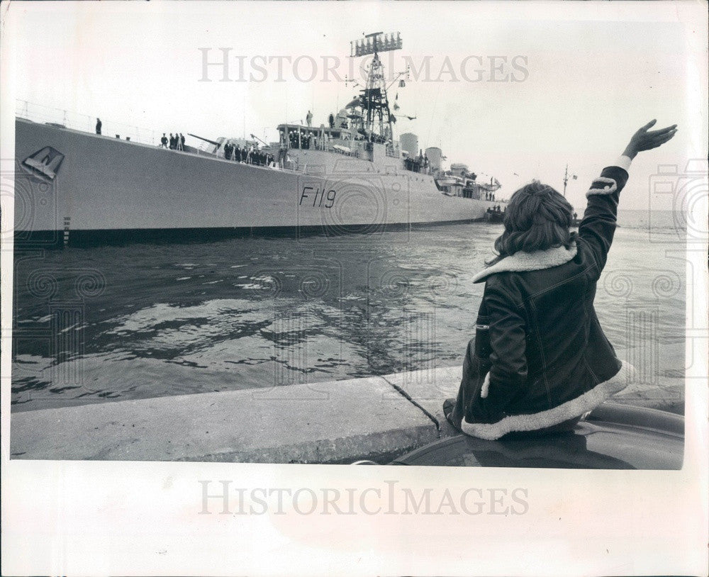 1975 British Frigate HMS Eskimo Leaving St. Petersburg Florida Press Photo - Historic Images