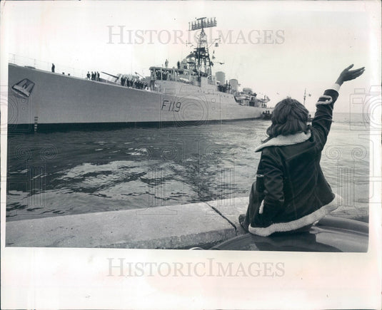 1975 British Frigate HMS Eskimo Leaving St. Petersburg Florida Press Photo - Historic Images