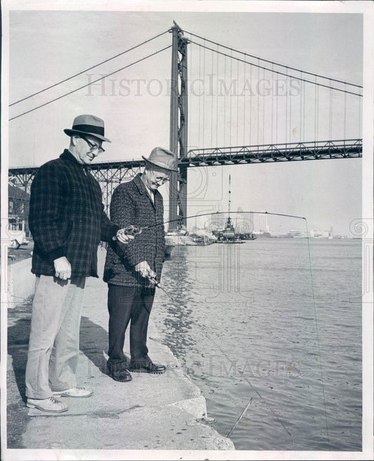 1962 Detroit, Michigan Fishing at Foot of West Grand Blvd Press Photo - Historic Images