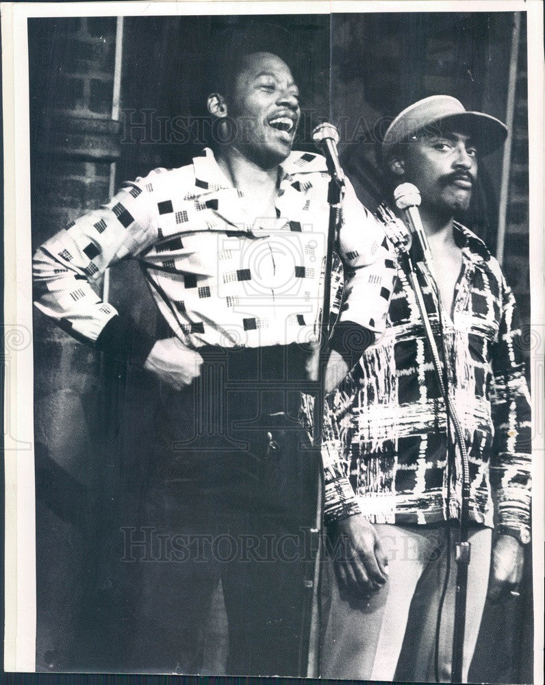 1974 Chicago, Illinois Comedians Darrel Bohannon & Brad Sanders Press Photo - Historic Images