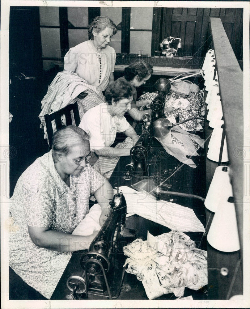 1943 Chicago, Illinois Washburn School Sewing Class Press Photo - Historic Images