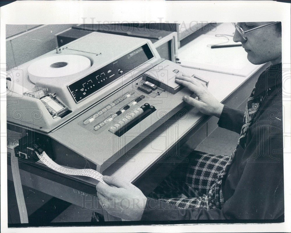 1976 Chicago, IL Union Special Sewing Machine Corp Programmable Chip Press Photo - Historic Images