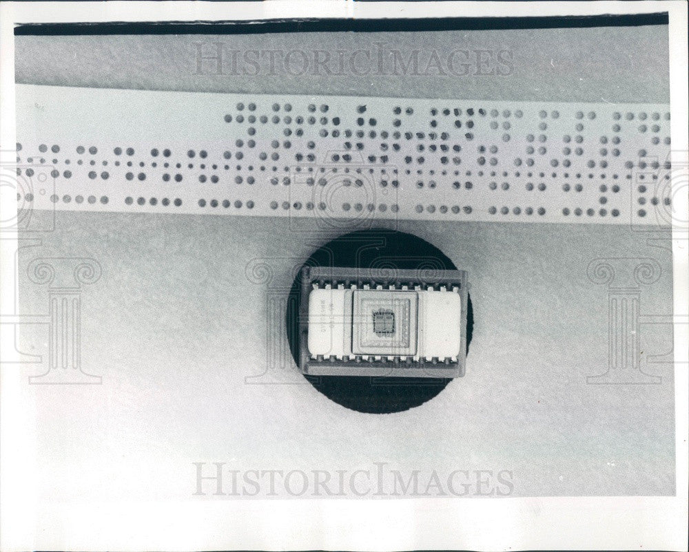 1976 Chicago, IL Union Special Sewing Machine Corp Programmable Chip Press Photo - Historic Images