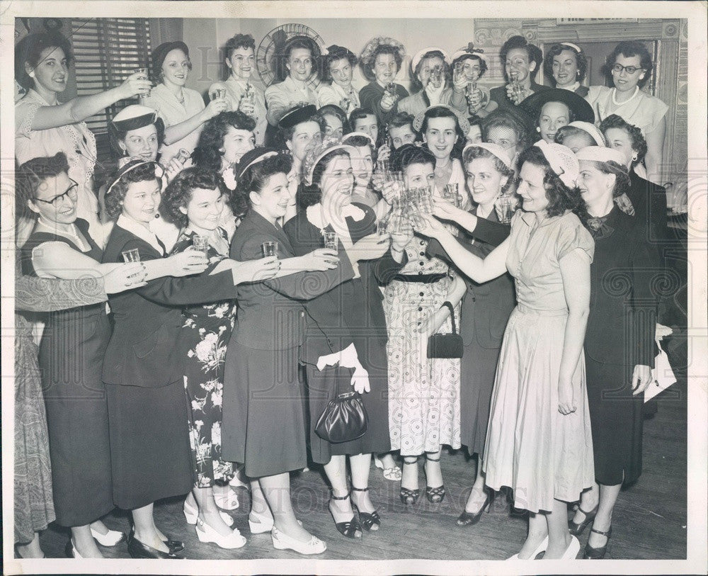 1951 Chicago, Illinois Servicemen's Center Former Junior Hostesses Press Photo - Historic Images