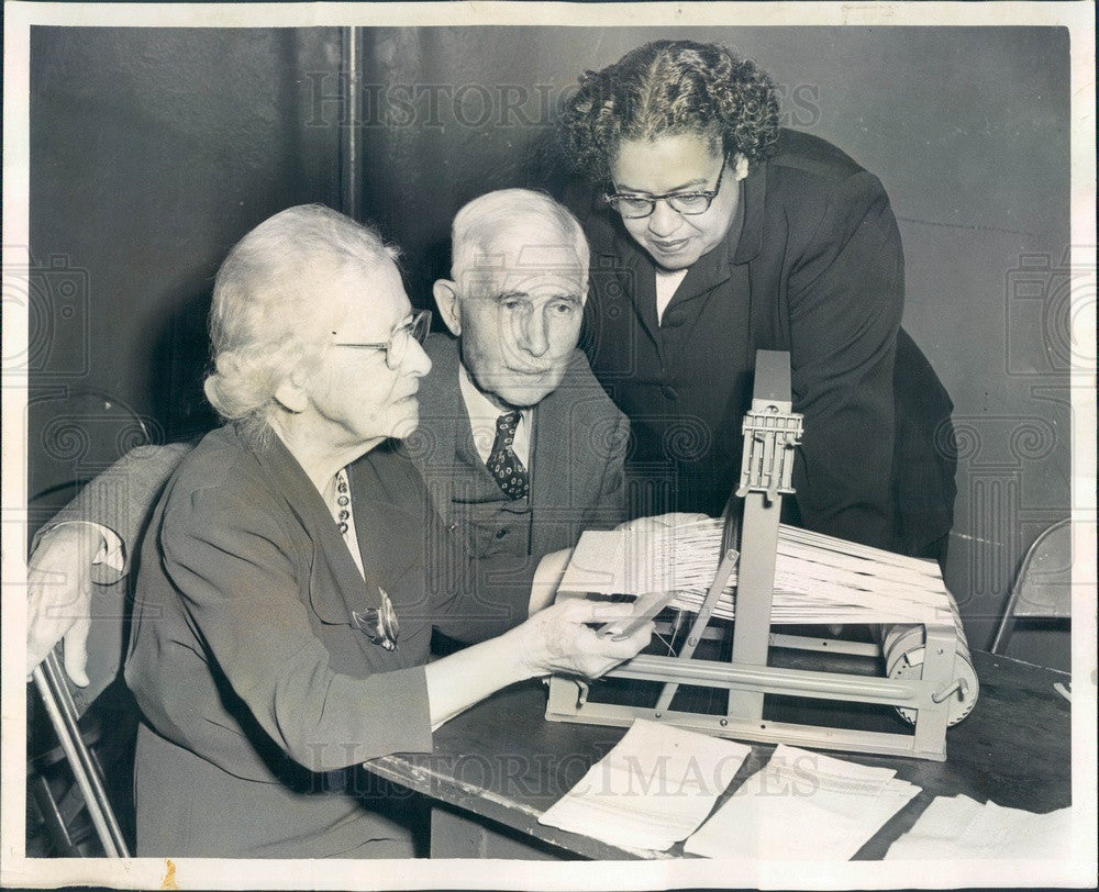1952 Chicago IL Austin Senior Citizens Hobby Center, Weaving Machine Press Photo - Historic Images