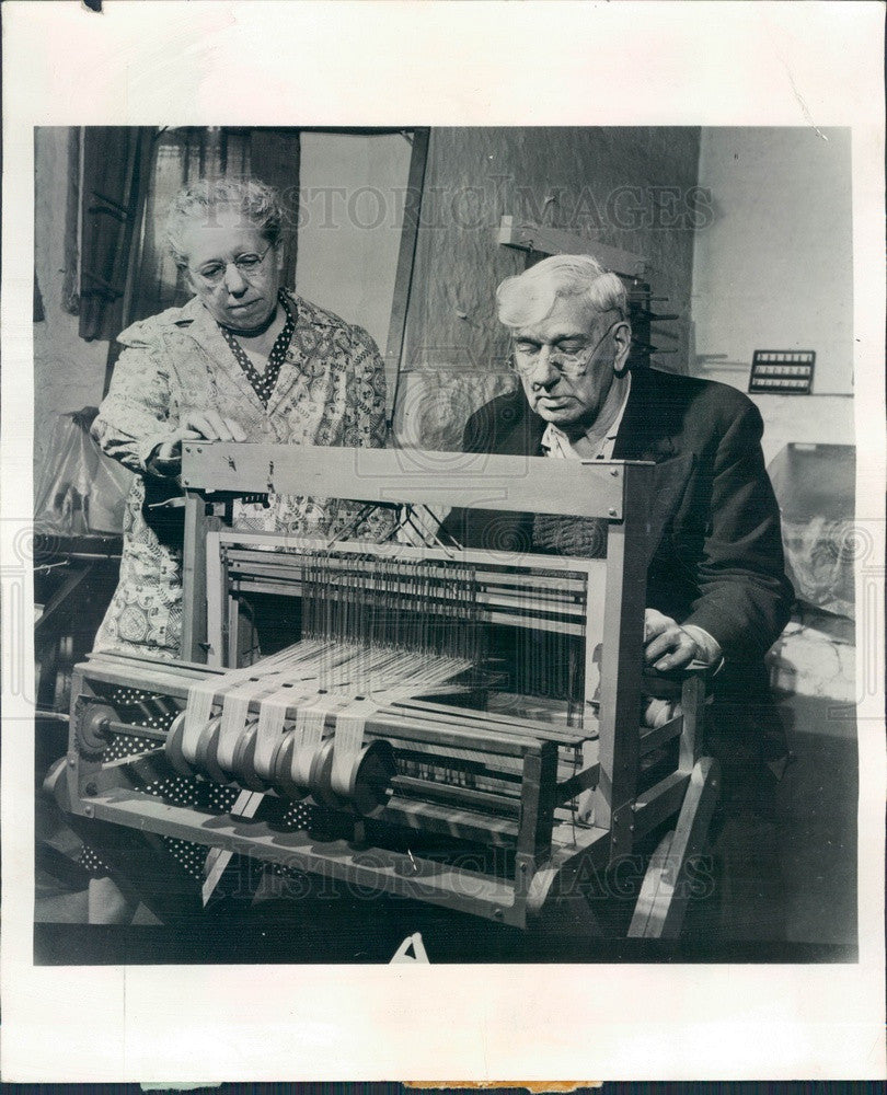1958 Chicago, Illinois Senior Center Weaving Class Press Photo - Historic Images