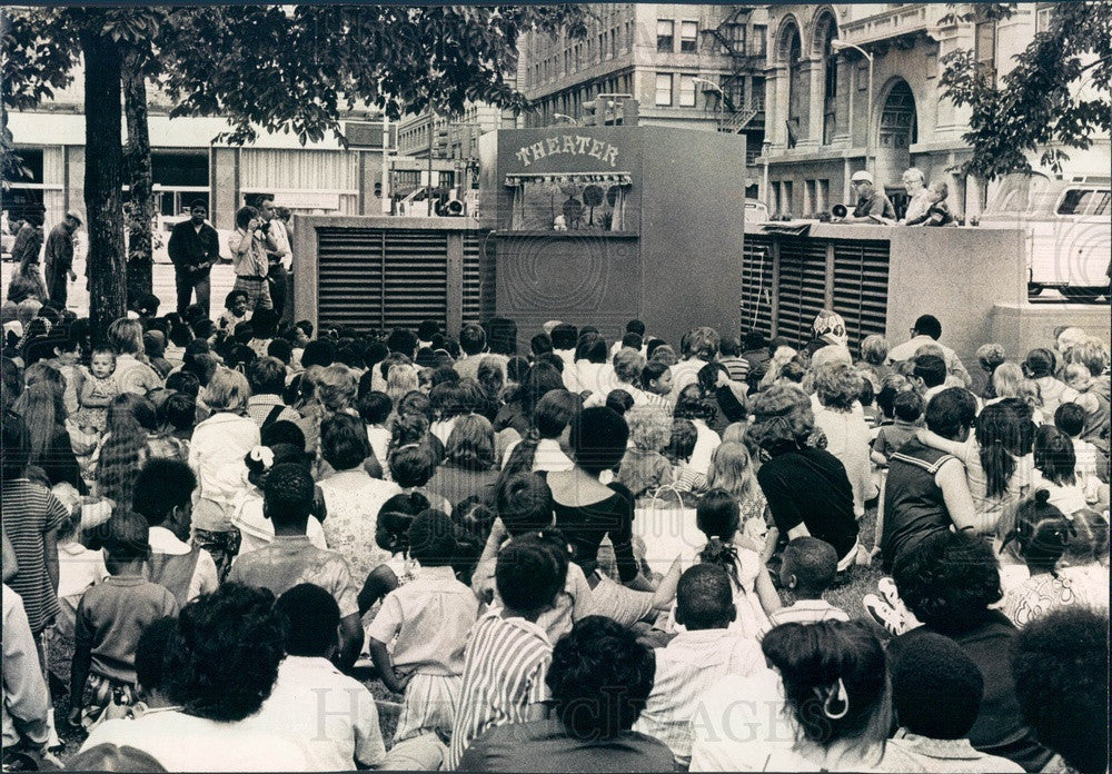 1971 Chicago, Illinois Public Library Puppet Show, Grant Park Press Photo - Historic Images