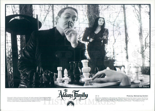 1991 Hollywood Actor Anjelica Huston/Raul Julia in The Addams Family Press Photo - Historic Images