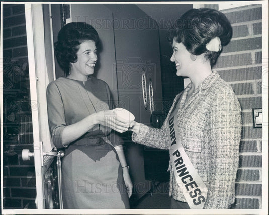 1965 Colorado Dairy Princess Barbara Griffin & Mrs. Donald Miller Press Photo - Historic Images