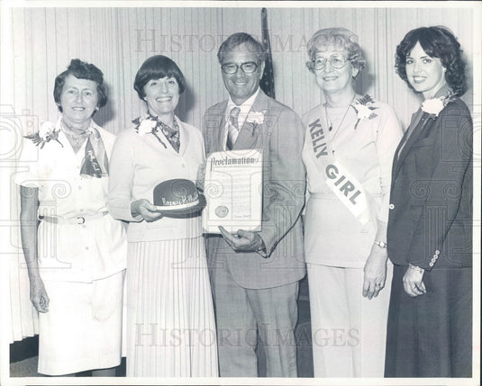 1980 St. Petersburg FL Kelly Services Mgr Bob Coleman & Employees Press Photo - Historic Images