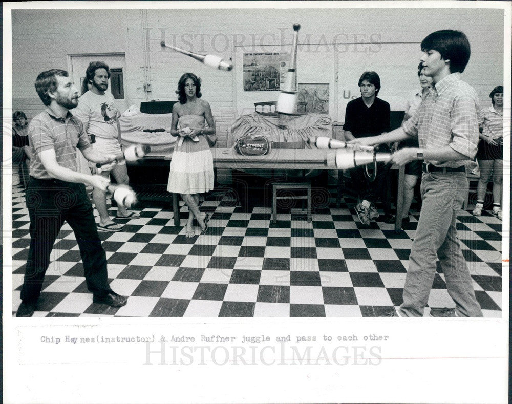 1985 Clearwater, Florida Juggler Chip Haynes &amp; Andre Ruffner Press Photo - Historic Images