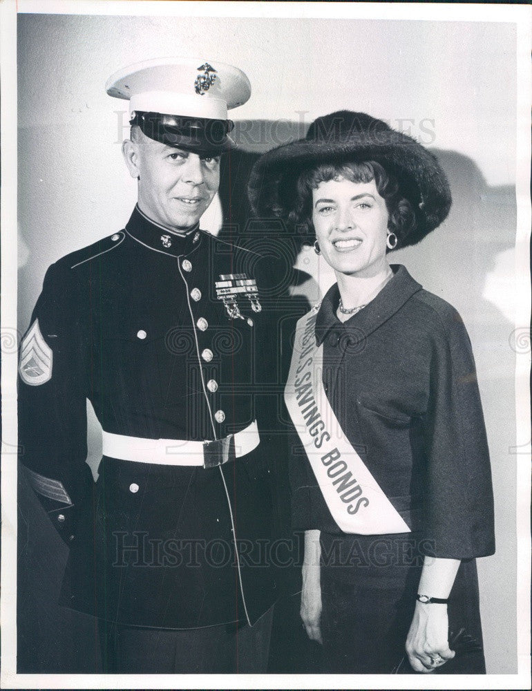1964 Lakewood, CO USMC Sgt Burrel Whitworth &amp; Mrs. US Savings Bonds Press Photo - Historic Images