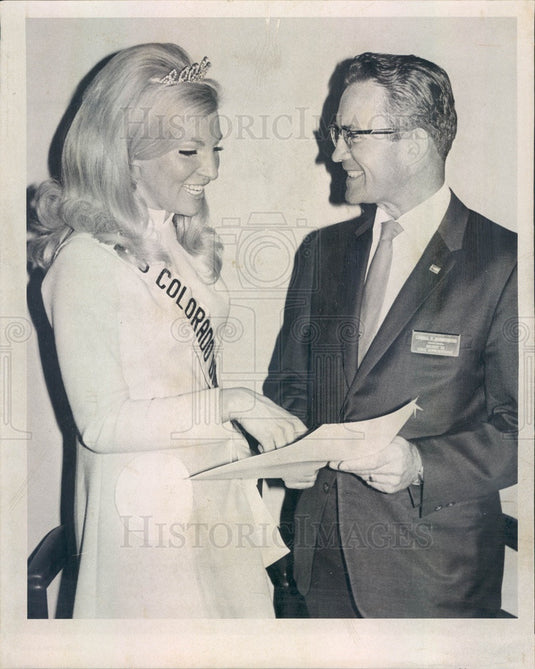 1971 Miss Colorado Universe Diane Knaub & Rep Lowell Sonnenberg Press Photo - Historic Images