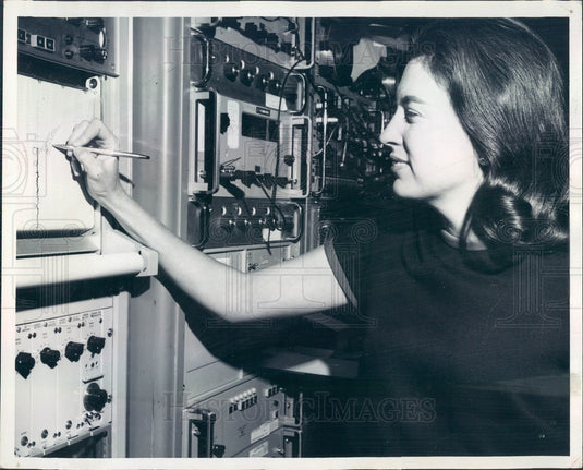 1968 Holloman Air Force Base Physicist Lucy Koestler Press Photo - Historic Images