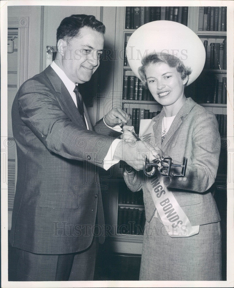 1966 US President Johnson Asst Mike Manatos &amp; Mrs. US Savings Bonds Press Photo - Historic Images