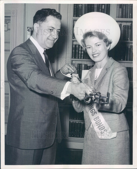 1966 US President Johnson Asst Mike Manatos & Mrs. US Savings Bonds Press Photo - Historic Images