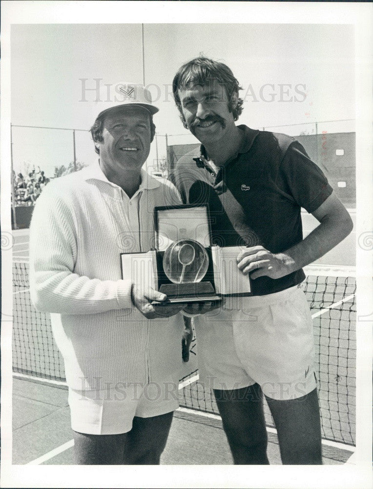 1973 Comedian Alan King &amp; Tennis Pro John Newcombe Press Photo - Historic Images